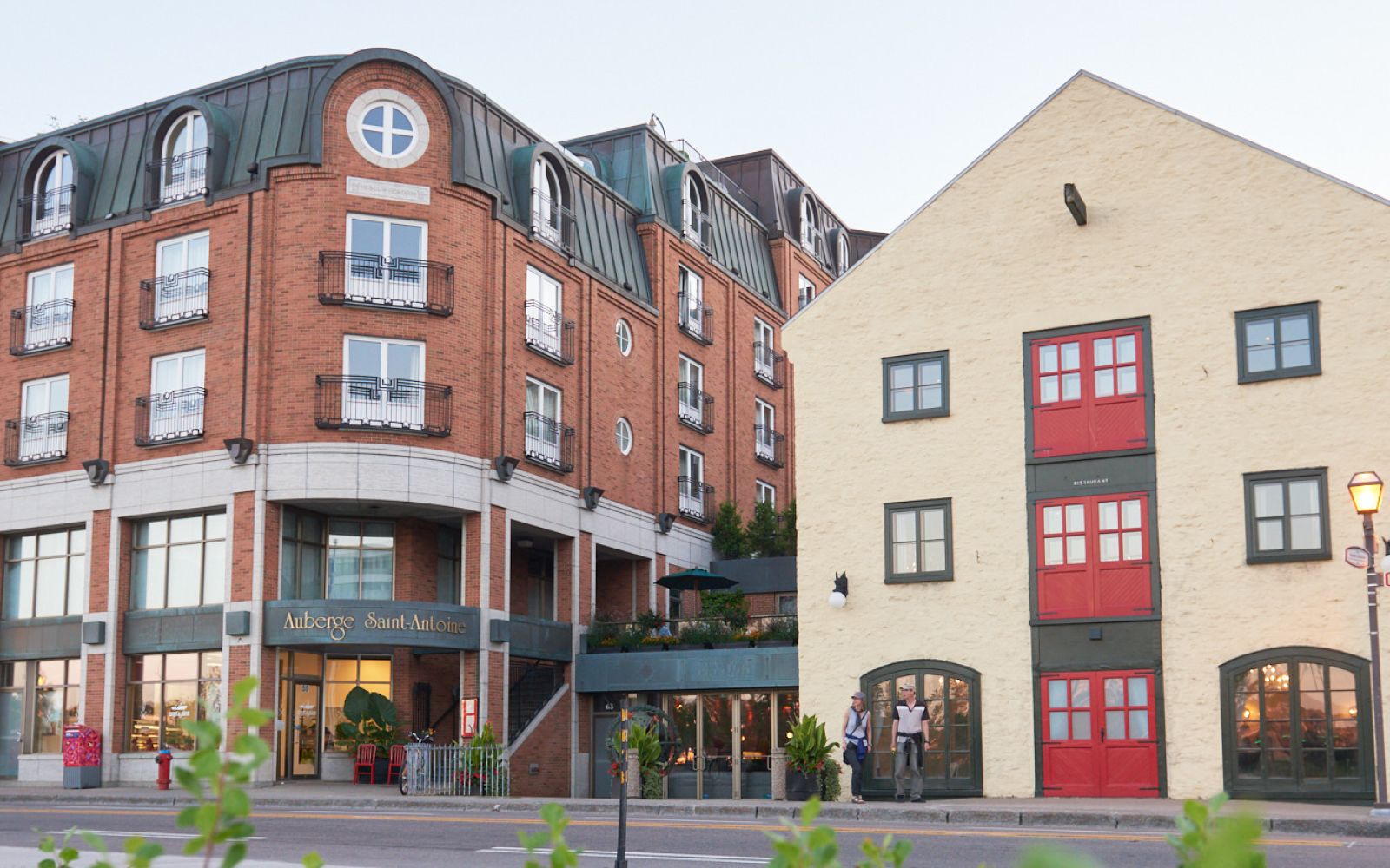 Vu de l'extérieur de l'Auberge Saint-Antoine en été